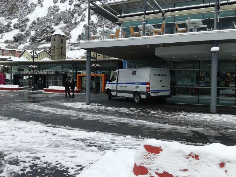 Policia custodiant els accessos al macrojudici pel cas Dalton