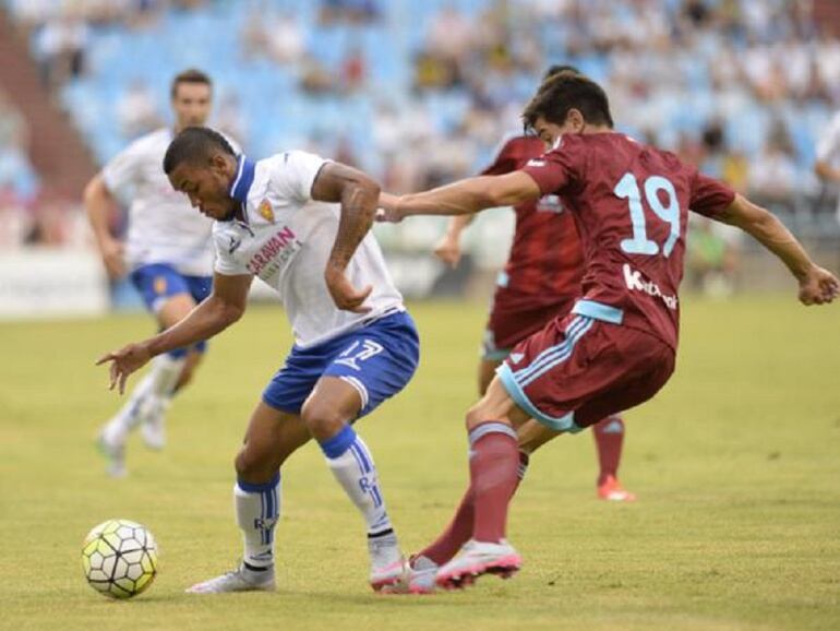 Hinestroza y Yuri luchan por un balón en una jugada del partido que el Real Zaragoza y la Real Sociedad jugaron en La Romareda