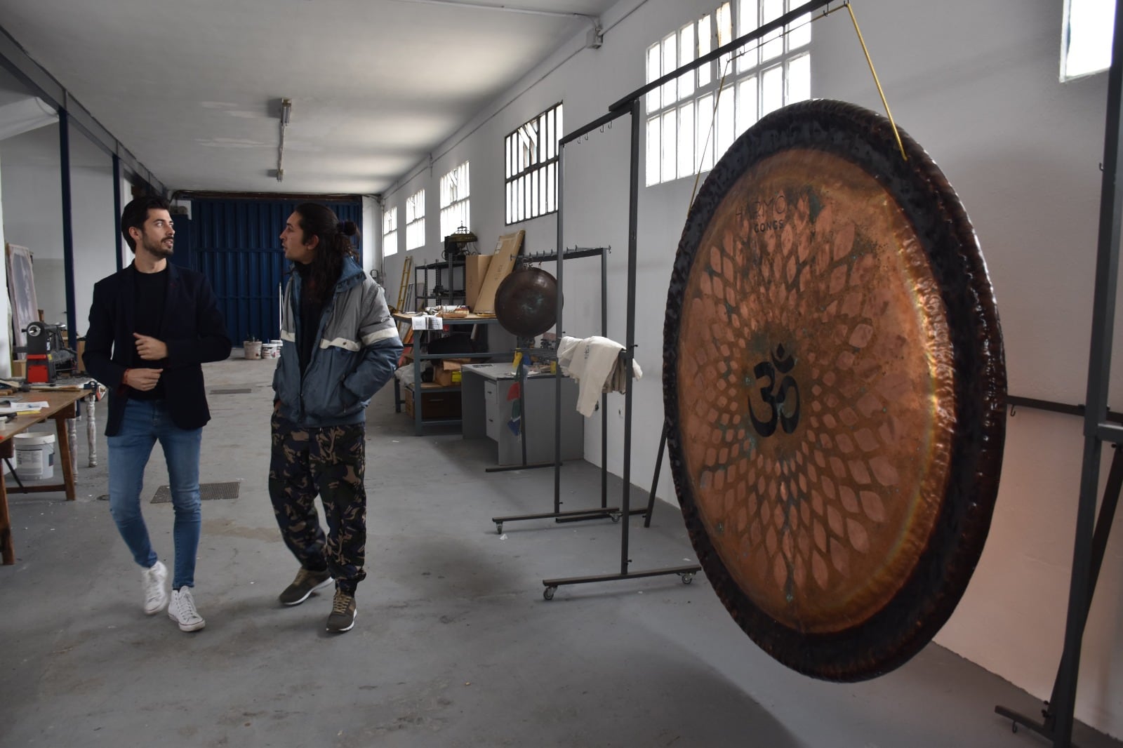 El diputado de Emprendimiento de la Diputación de Cuenca, Fco. Javier Cebrián (izq.), visita el taller de Harmony Gongs.