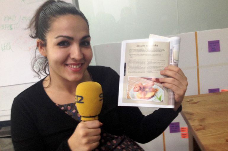 Ángela Villarejo, en la oficina de Socialmood, posando para la SER con un ejemplar de su libro.