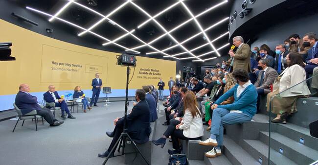 Momento en que uno de los asistentes a la jornada sobre los 100 días de Antonio Muñoz como alcalde, le hace una pregunta