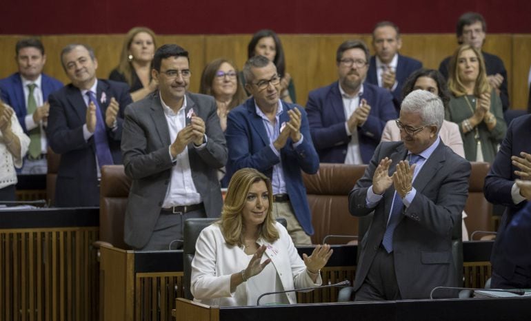 La presidenta andaluza, Susana Díaz, es apludida por el grupo socialista en el Parlamento regional en Sevilla tras su discurso en el debate sobre el estado de la comunidad, el primero que se celebra en Andalucía con la participación de cinco grupos parlam