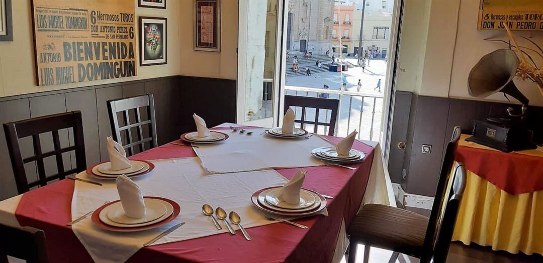 COMEDOR EN LA PLANTA SUPERIOR DEL TERRAZA CON LA CATEDRAL AL FONDO