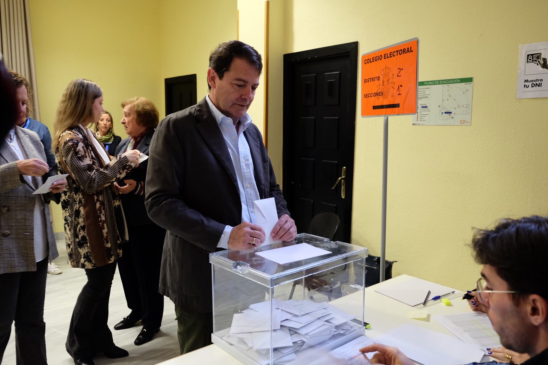 El presidente de la Junta de Castilla y León, Alfonso Fernández Mañueco, vota en Salamanca