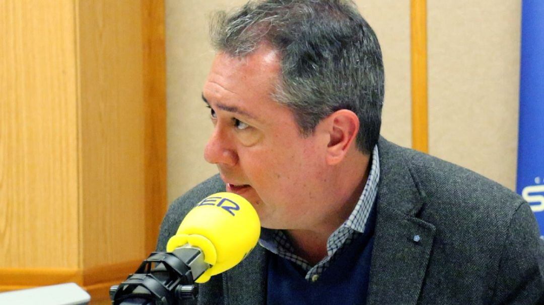 Juan Espadas, ante el micrófono del programa Hoy por Hoy Sevilla