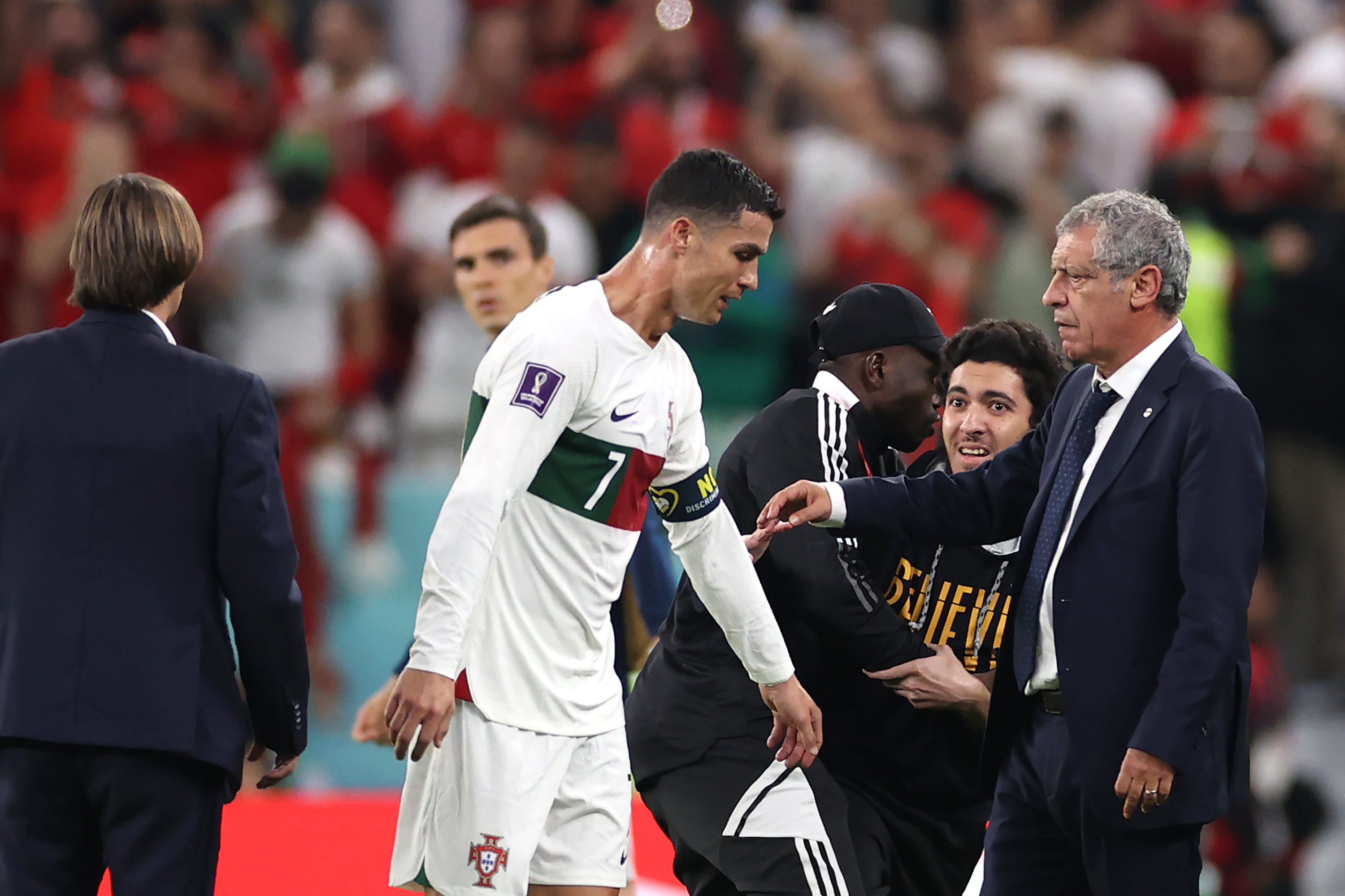 Fernando Santos saluda a Cristiano Ronaldo al final del partido.