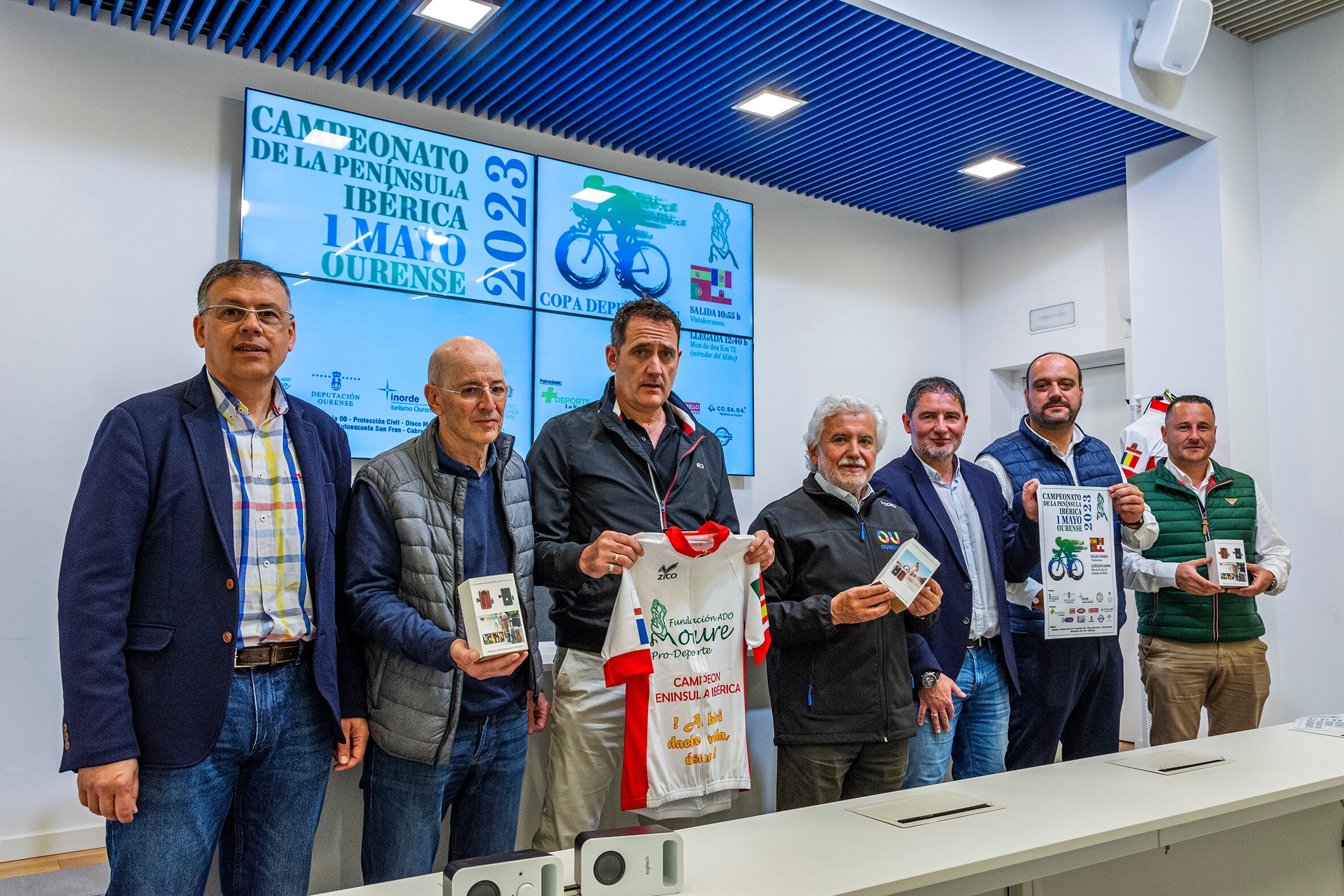 Presentación do Campionato da Penínsual Ibérica - Copa Deputación de Ciclismos o próximo día 1 de maio de 2023. Asisten Rosendo Fernández (Vicepresidente da Deputación Ourense), Anibal Pereira Novoa (Consello municipal de deportes de Ourense), Manuel Pérez Gonzáguez (Xefe Teritorial de deportes da Xunta en Ourense), Carlos Moures (Organizador da proba), Bernardino González Vázquez (Asesor de deportas da Deputación Ourense) entre outros responsable e patrocinadores da proba.