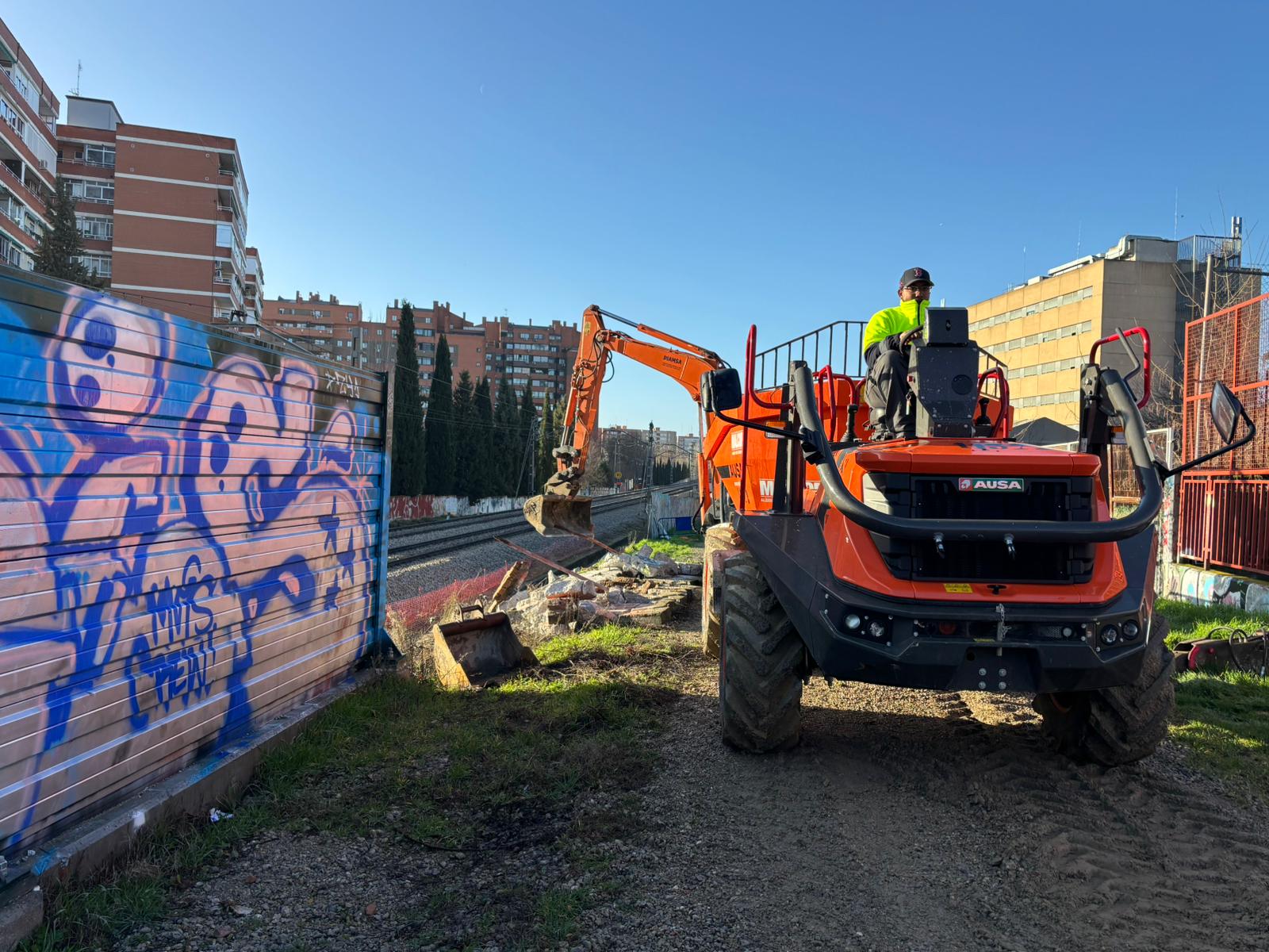 Una contrata de Adif se ha encargado este jueves de retirar los restos de un muro caído junto a las vías de la C-5 en Fuenlabrada.