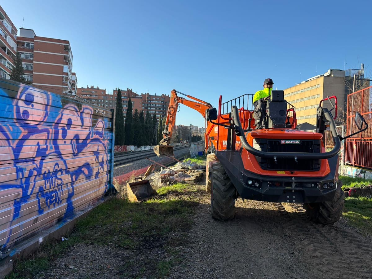 Adif retira los escombros del muro caído junto a las vías de la C-5 en Fuenlabrada y pone un mallado