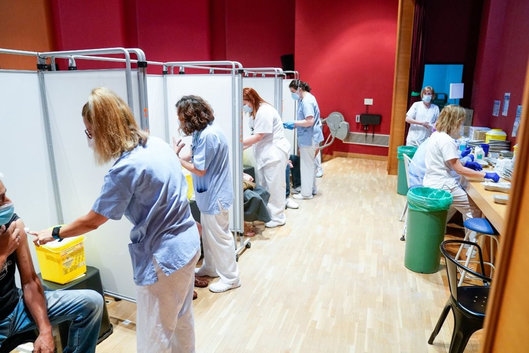 Trabajadoras sanitarias inoculan a pacientes la primera dosis de la vacuna de Pfizer-BioNTech contra el Covid-19 en el primer día de vacunación para madrileños de 40 a 49 años en el Hospital U. Severo Ochoa de Leganés