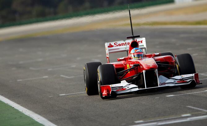 El español ha empezado a rodar con su nuevo Ferrari en el circuito de Cheste.