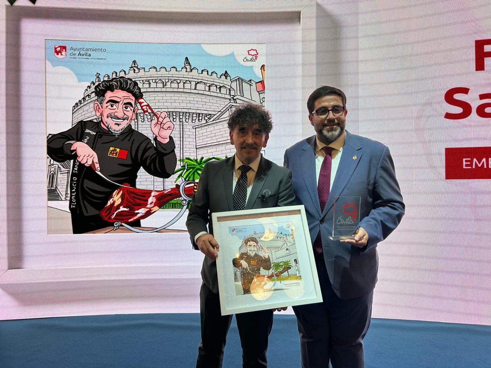 Florencio Sanchidrián (i) recoge su reconocimiento como embajador de la Marca Ávila de manos del alcalde, Jesús Manuel Sánchez Cabrera