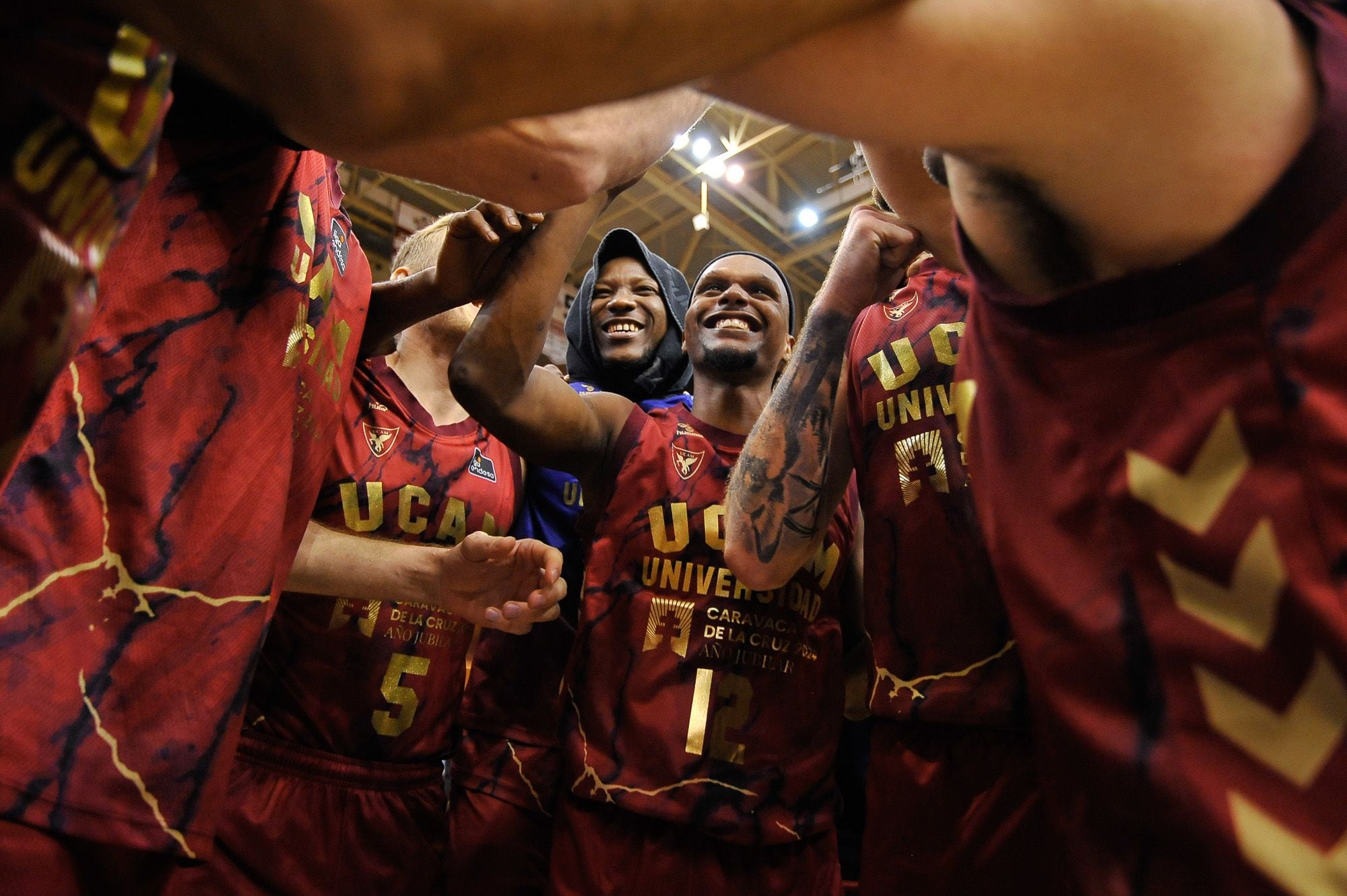 La plantilla del UCAM celebrando la victoria ante Joventut