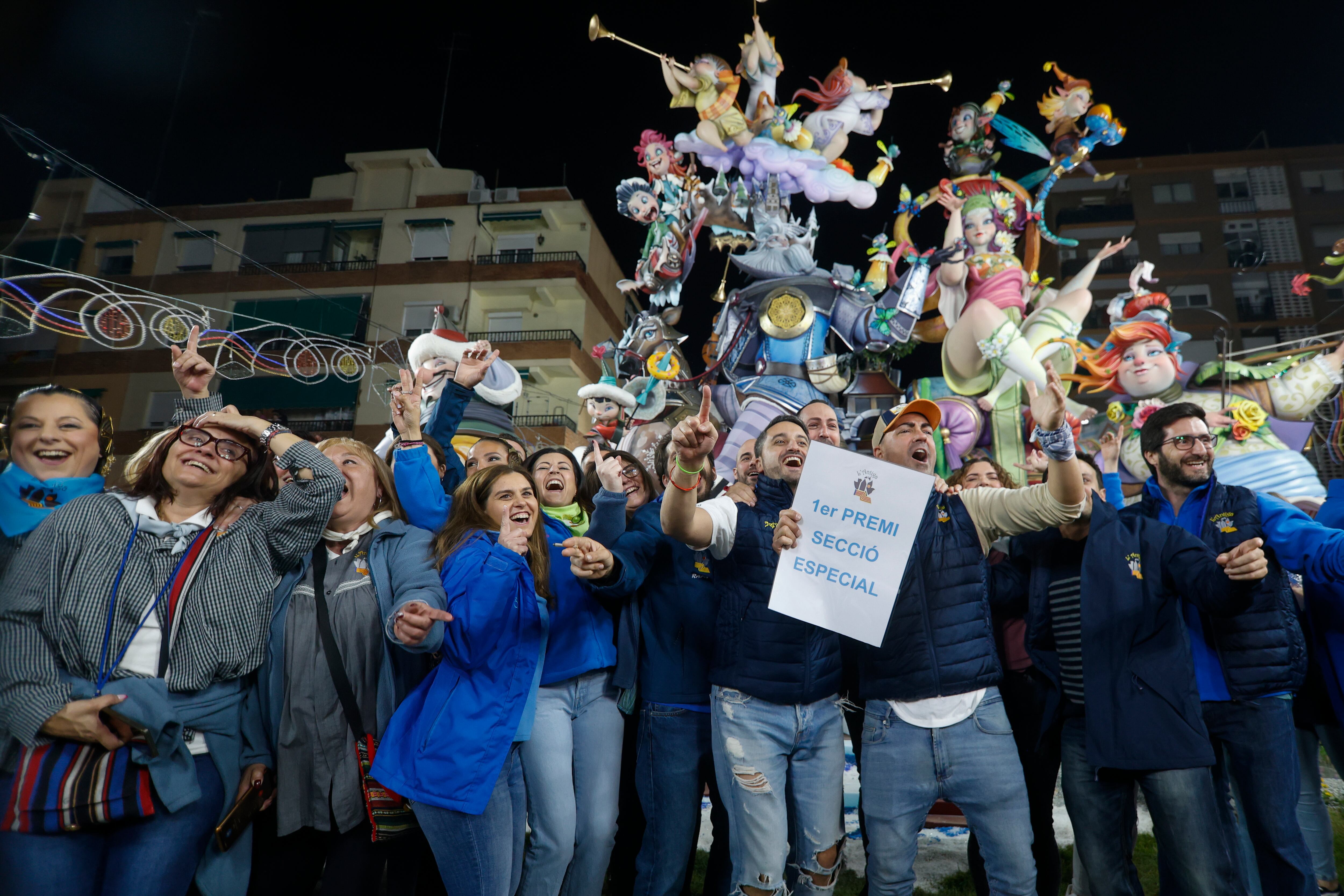 GRAFCVA9292. VALENCIA, 16/03/2024.- Miembros de la falla Monestir de Poblet-Aparicio Albiñana (L'Antiga de Campanar), realizada por el artista Josué Beitía, celebran haber conseguido el primer premio de la Sección Especial de las Fallas de València con el monumento "Canvi climàtic". EFE/Miguel Ángel Polo