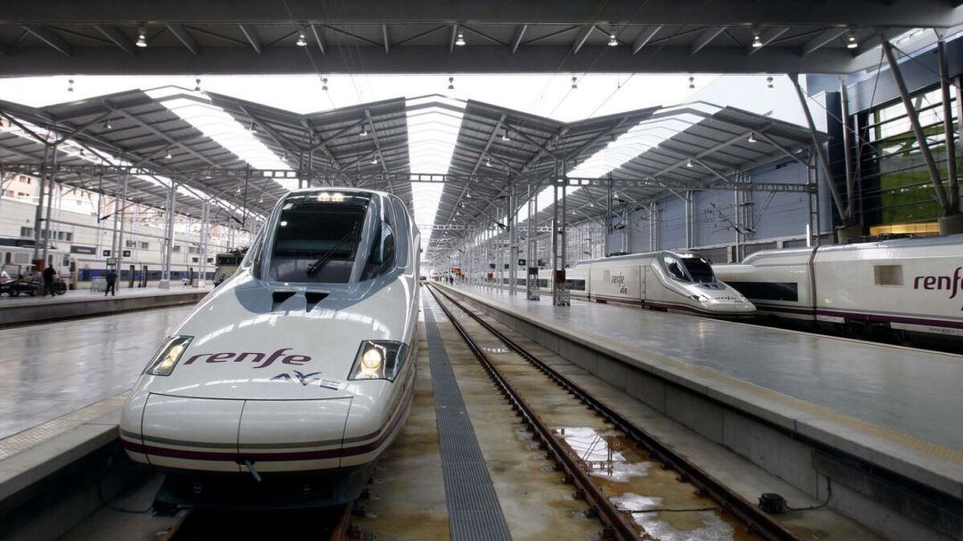 Varios trenes AVE en la estación María Zambrano de Málaga