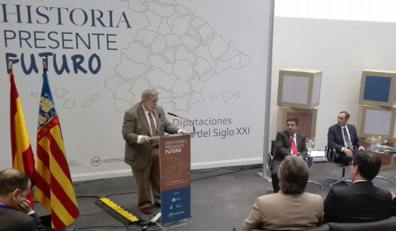 Antonio Beteta, interviene en la inauguración del simposio &quot;Historia, presente y futuro de las diputaciones&quot;