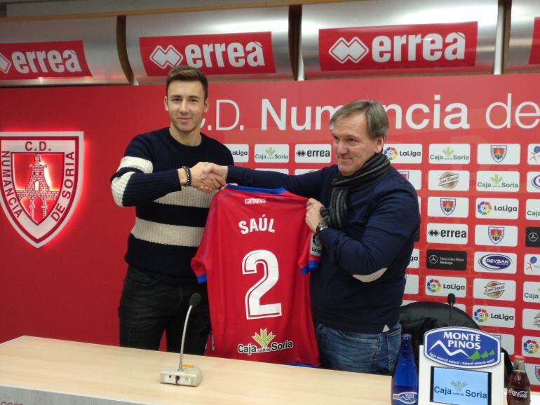 Saúl García, en su presentación, junto al vicepresidente del Numancia Eduardo Rubio.