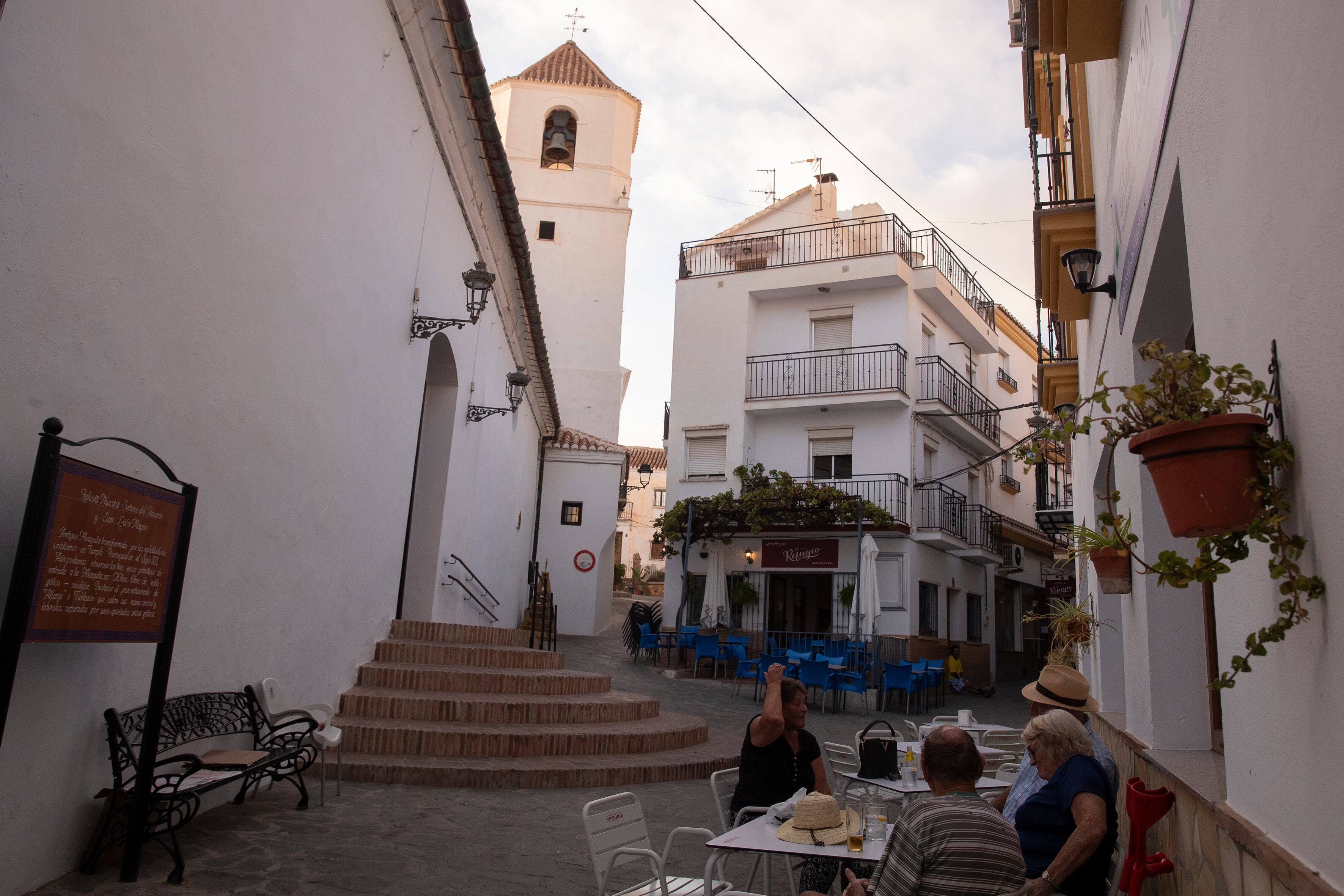 MÁLAGA, 04/10/2023.- Vista de la Iglesia del Rosario y San León Magno en Canillas de Aceituno (Málaga), donde ejercía el cura detenido tras quebrantar la orden de alejamiento que se le impuso por acosar a la mujer con la que convivía, según denunció en su día la propia víctima. EFE/Jorge Zapata
