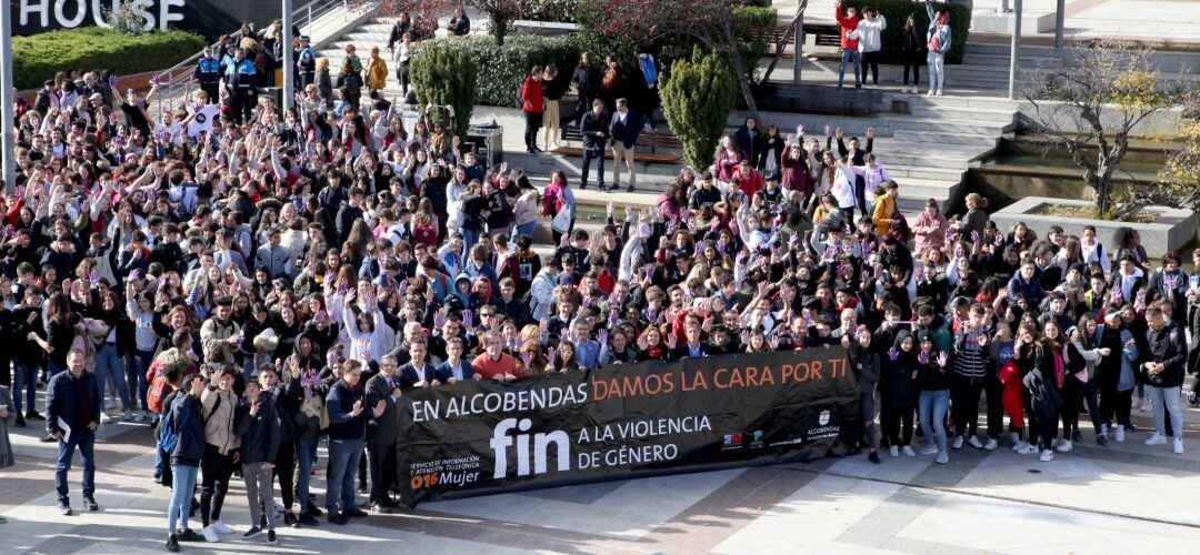 Casi mil estudiantes del municipio se han dado cita a las puertas del Consistorio