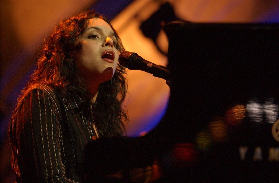 Norah Jones durante una actuación en Nueva York en el año 2003