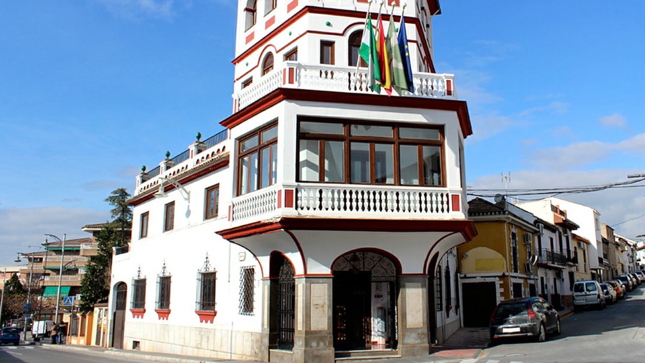 Fachada del edificio de Alcaldía del Ayuntamiento de Pinos Puente (Granada)