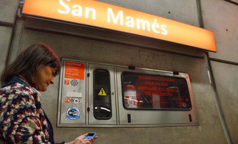 Unas pegatinas en la estación de San Mamés indican ya que el servicio wifi está activo