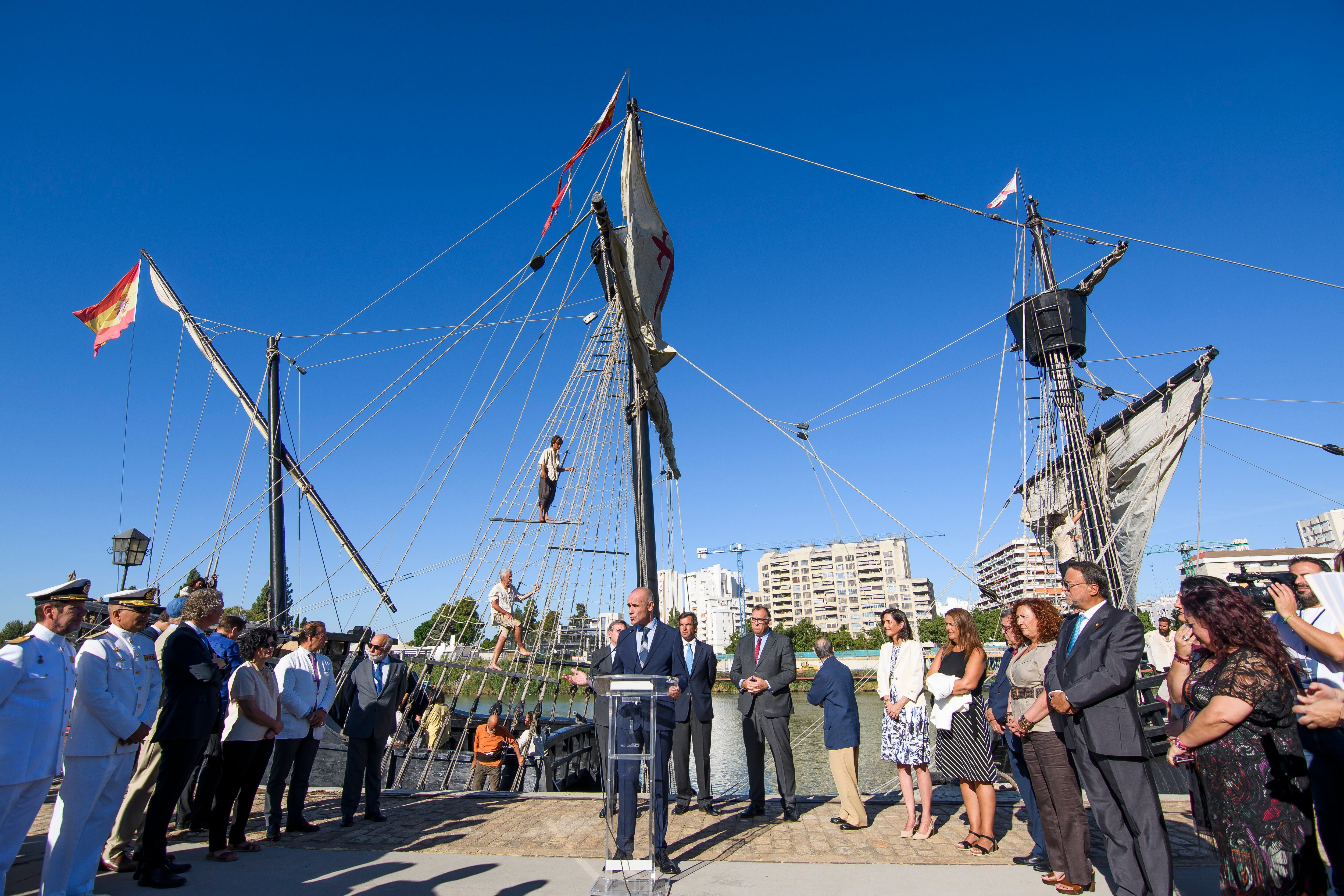GRAFAND2900. SEVILLA, 08/09/2022.- El alcalde de Sevilla, Antonio Muñoz, dando la bienvenida a la réplica de la Nao Victoria tras arribar hoy jueves al Muelle de las Delicias del río Guadalquivir como homenaje y celebración de la llegada a Sevilla hace 500 años de los 18 navegantes, al mando de Juan Sebastián Elcano, que lograron la primera circunnavegación del mundo. EFE/ Raúl Caro