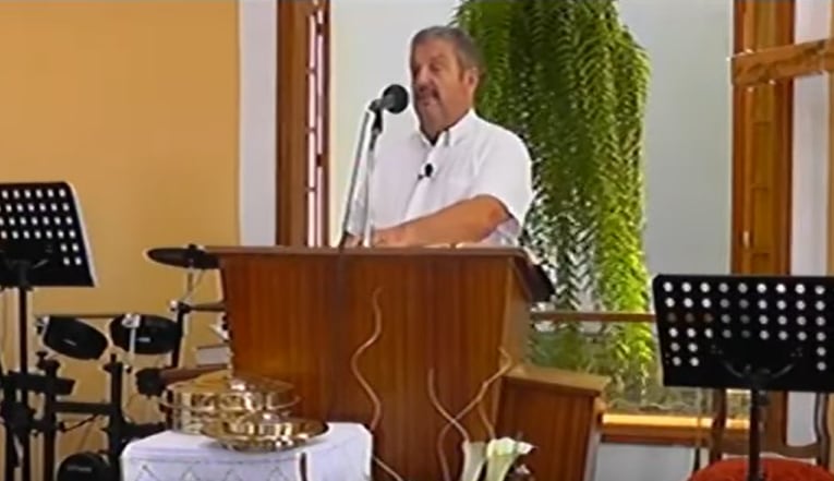 Rafael Hernández, pastor de la Iglesia Evangélica de El Fondillo, durante una ceremonia extraída de una imagen de su canal oficial de Youtube