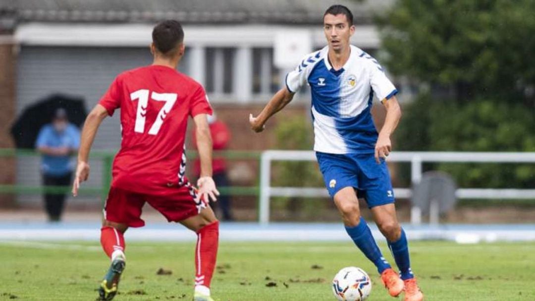 El centrocampista mahonés Pedro Capó llega al vestuario del Eldense