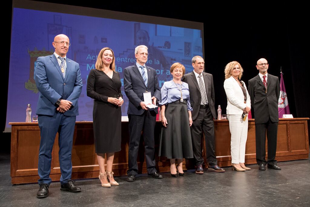 La presidenta del Cabildo de Lanzarote, María Dolores Corujo, acompañando al presidente de la Fundación César Manrique, José Juan Ramírez, quien recogió la medalla de la ULL.