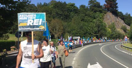 La Plataforma Lluchando pola soberanía ha marchado en contra de la visita de la Familia Real