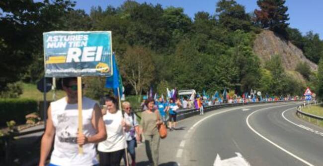 La Plataforma Lluchando pola soberanía ha marchado en contra de la visita de la Familia Real