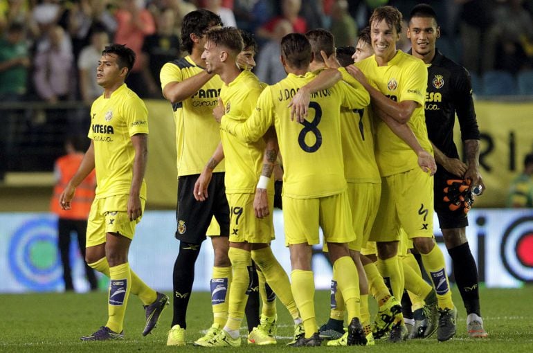 Los jugadores del Villarreal celebra la victoria ante el Atlético de Madrid