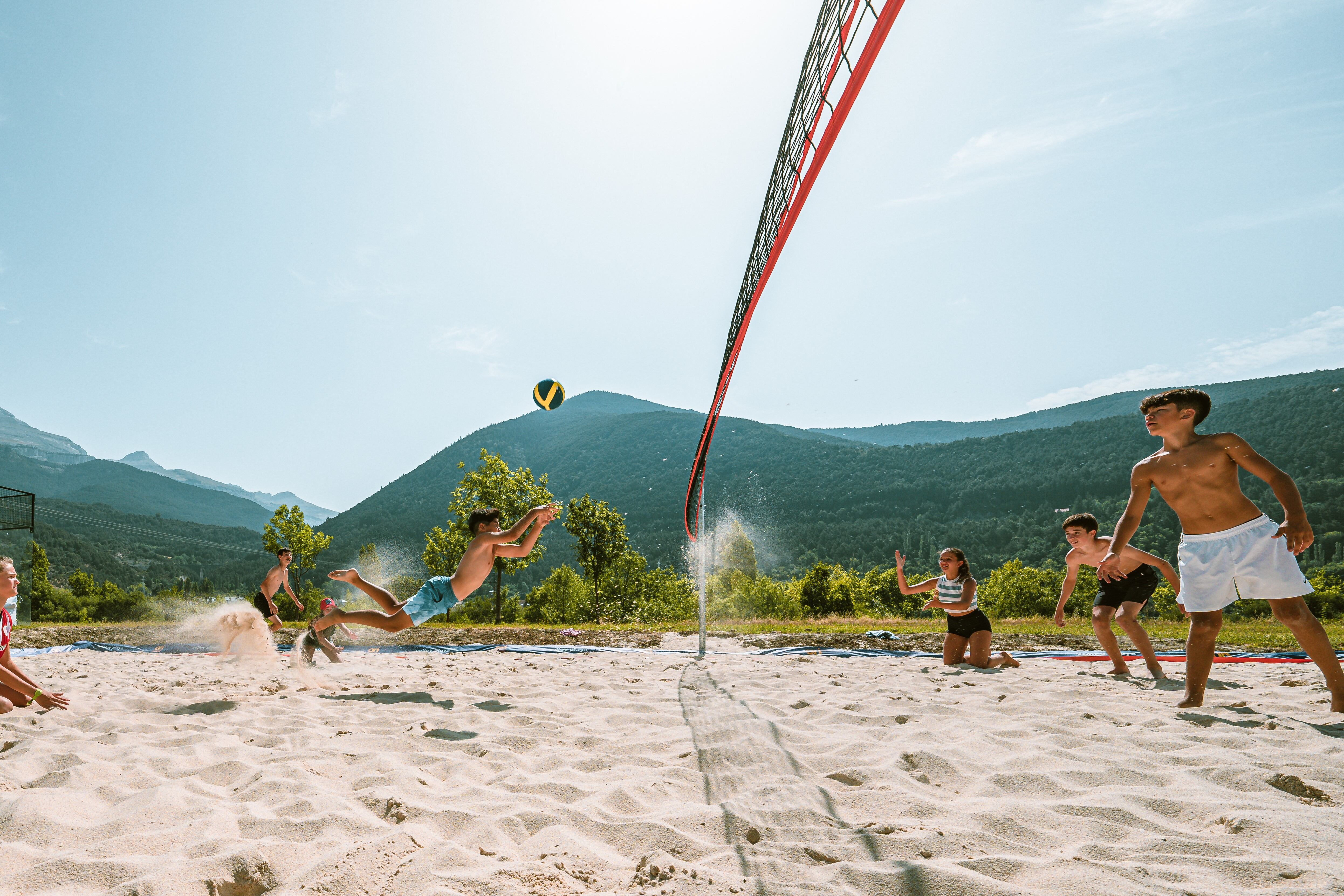 Pista de vóley playa en Villanúa. Turismo Villanúa / Yhabril