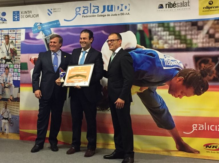 El director de Ediprem, en el centro, Eugenio González de Haz recibe el galardón de manos del presidente y vicepresidente de la Federación Gallega de Judo.