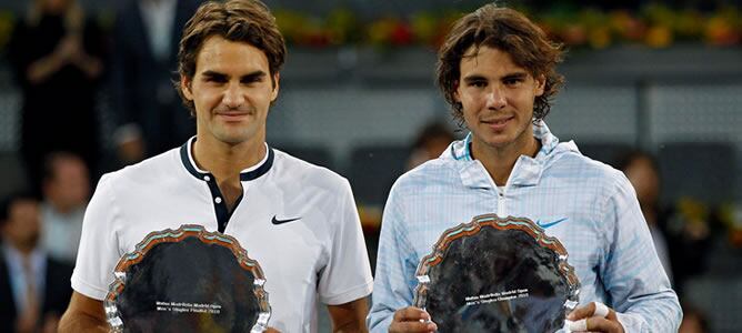 Roger Federer y Rafa Nadal posan con sus trofeos en Madrid