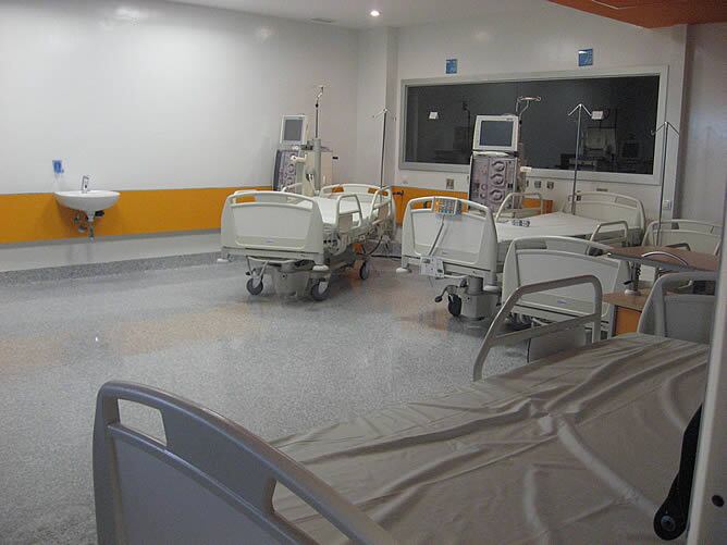 Una sala para atención de pacientes que requieren tratamiento de diálisis. Camas en un rincón, y además, el agua que utilizan las máquinas de diálisis estaba contaminada