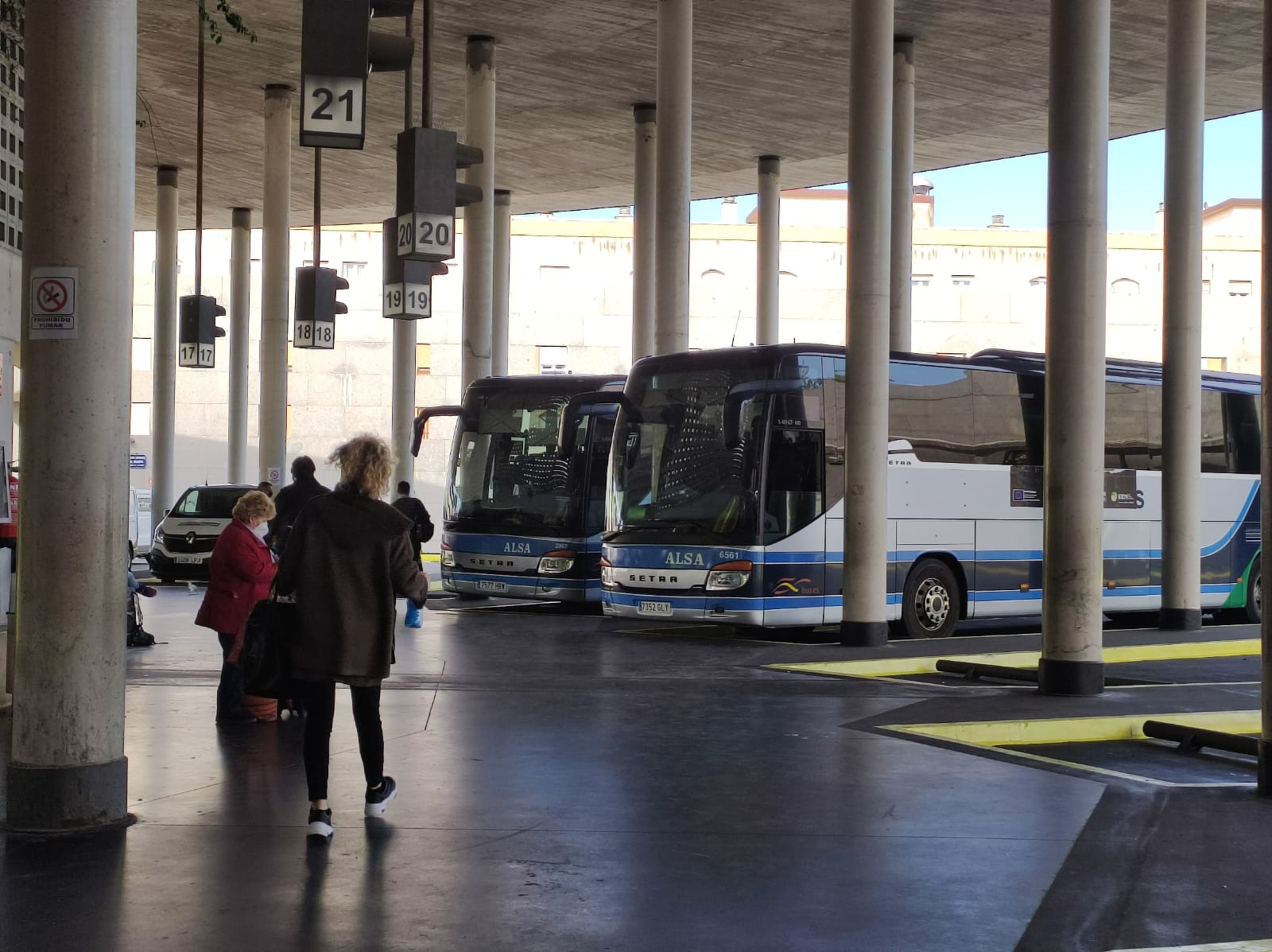 Viajeros en la Estación de Autobuses de Córdoba
