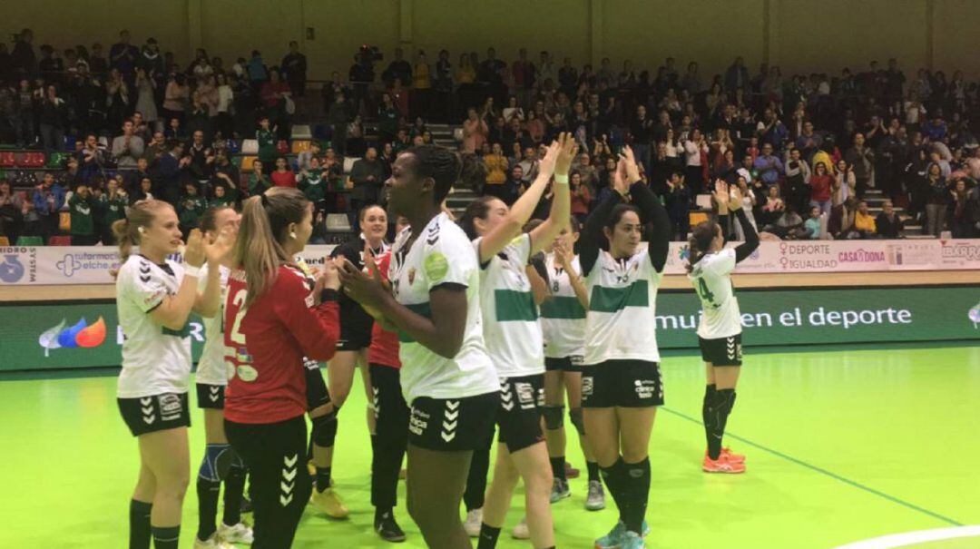 Las jugadoras del Elche tras un partido en el Pabellón Esperanza Lag