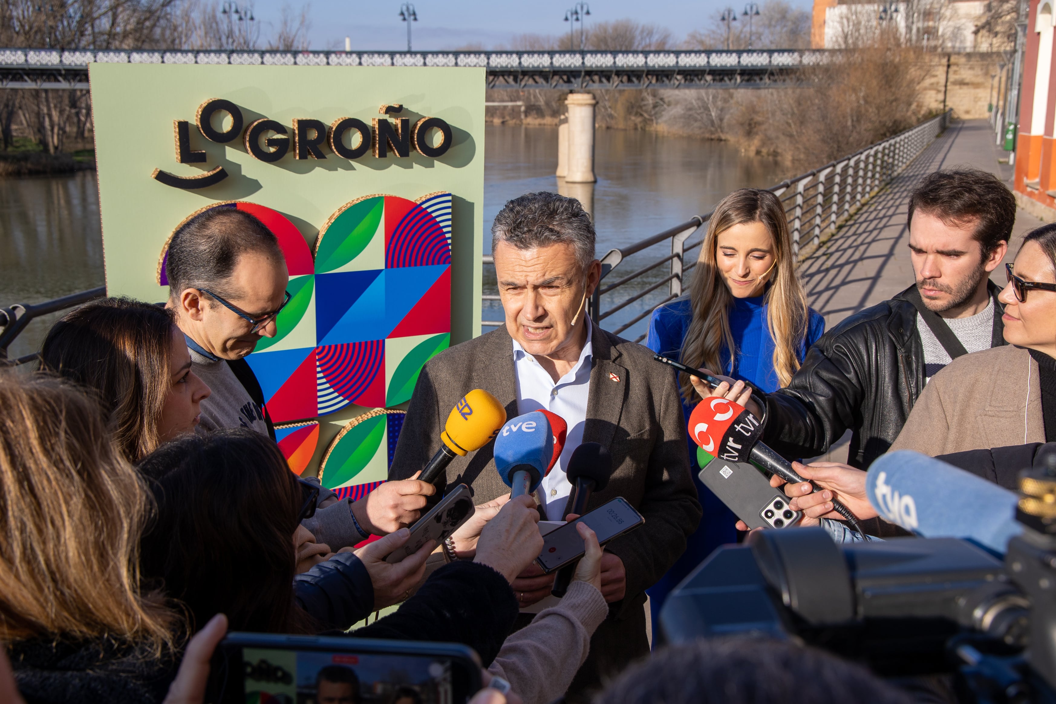 LOGROÑO, 17/02/2025.- El alcalde de la capital riojana, Conrado Escobar, en declaraciones a los medios, antes de la presentación de la estrategia ?Logroño 2050?, con el lema &#039;Espacio humano, urbanismo humano&#039;, este lunes en la Casa de las Ciencias de Logroño. Logroño ha iniciado el reto de diseñar cómo será su estructura dentro de más de dos décadas, en 2050, aunque lo hace desde el presente más inmediato, con acciones que se van a desarrollar desde este mismo mes. EFE/Raquel Manzanares
