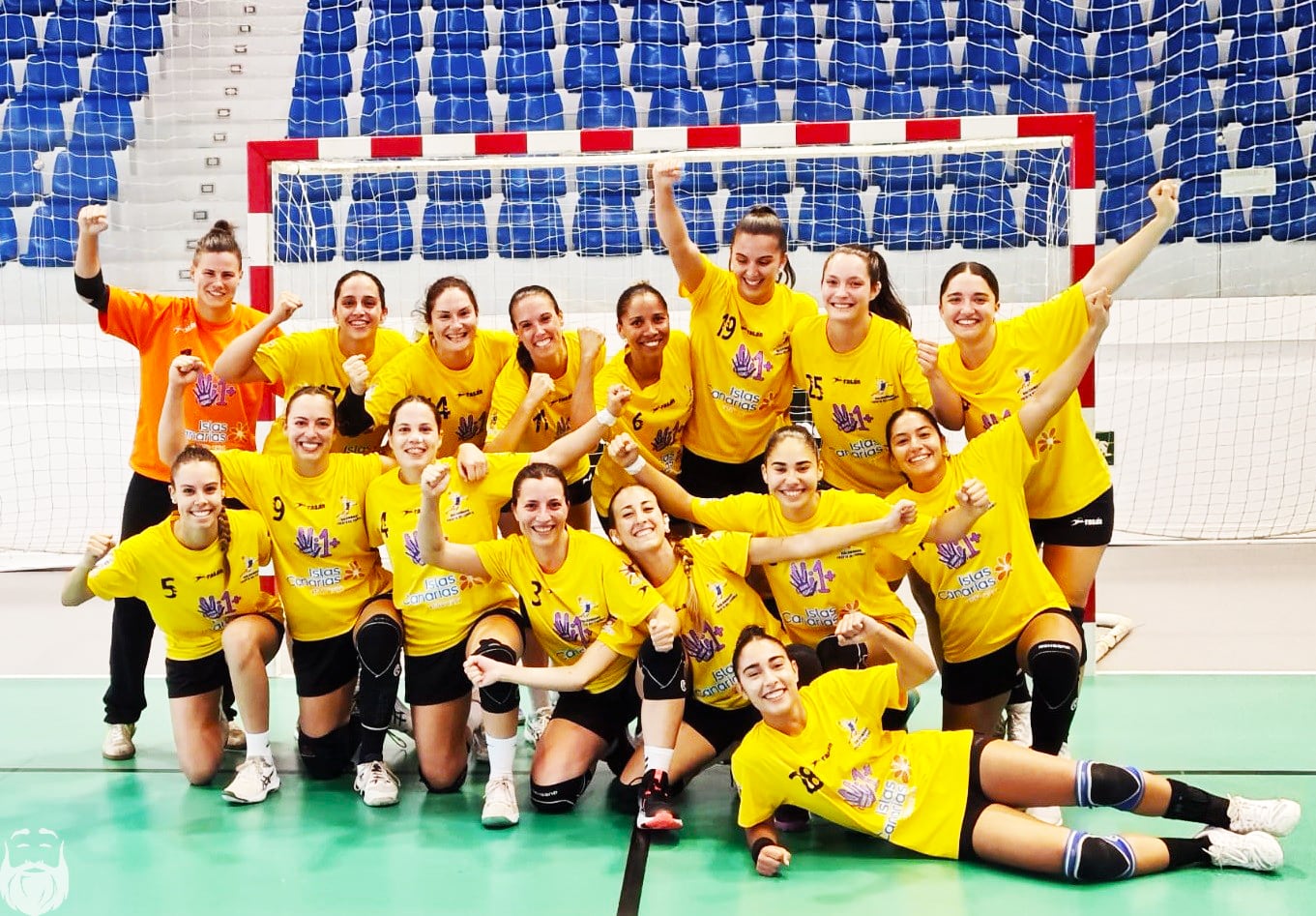 Las jugadoras del Lanzarote Puerto del Carmen celebrando el título de liga.