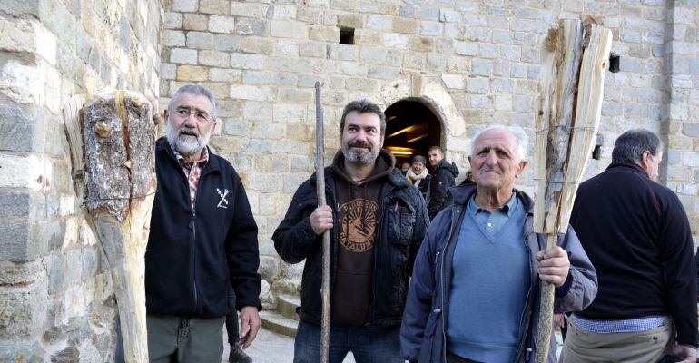 Imatge de tres fallaires de Durro, a l&#039;Alta Ribagorça, el 2 de desembre del 2015, mostrant la seva falla orgullosos després de la declaració de Patrimoni de la Humanitat. 