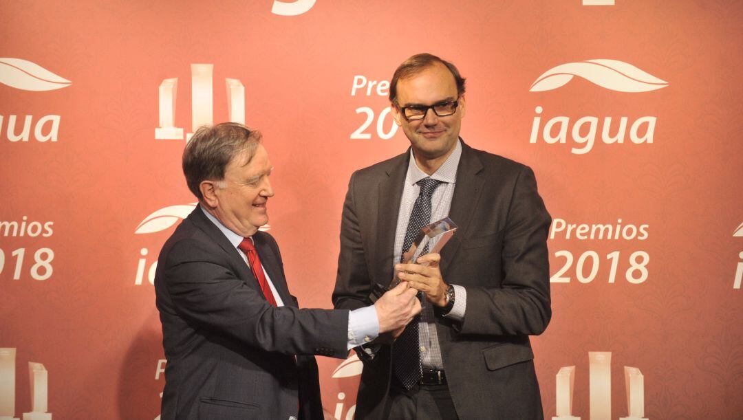 Vicente Fajardo, Director General de Global Omnium, recogiendo el premio IAgua2018 de manos de Fernando Morcillo, Presidente de la AEAS (Asociación Española de Abastecimiento de Agua y Saneamiento).