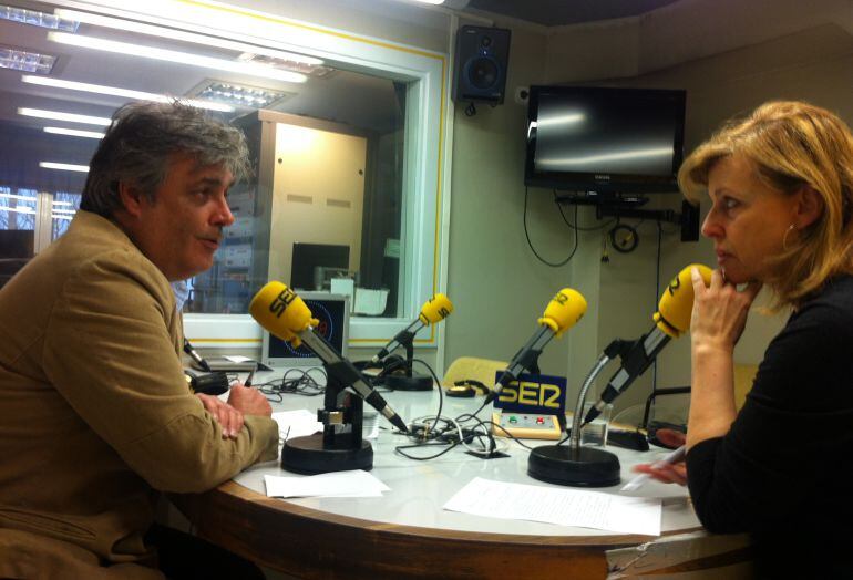 Pedro Puy en el estudio de Radio Galicia con Aida Pena