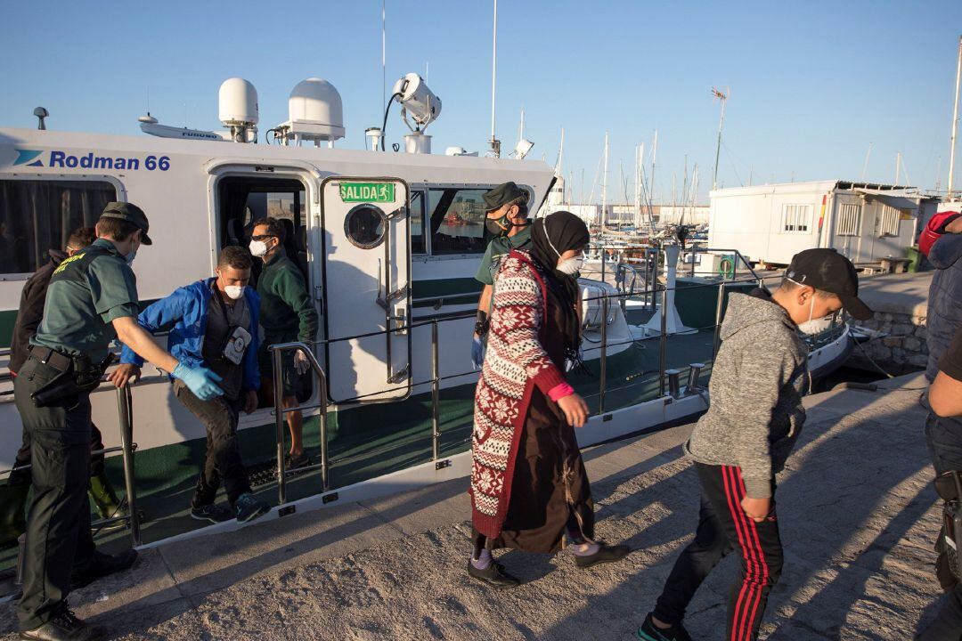 El Servicio Marítimo de la Guardia Civil traslada al puerto de Motril a un grupo de inmigrantes rescatados en el mar 
