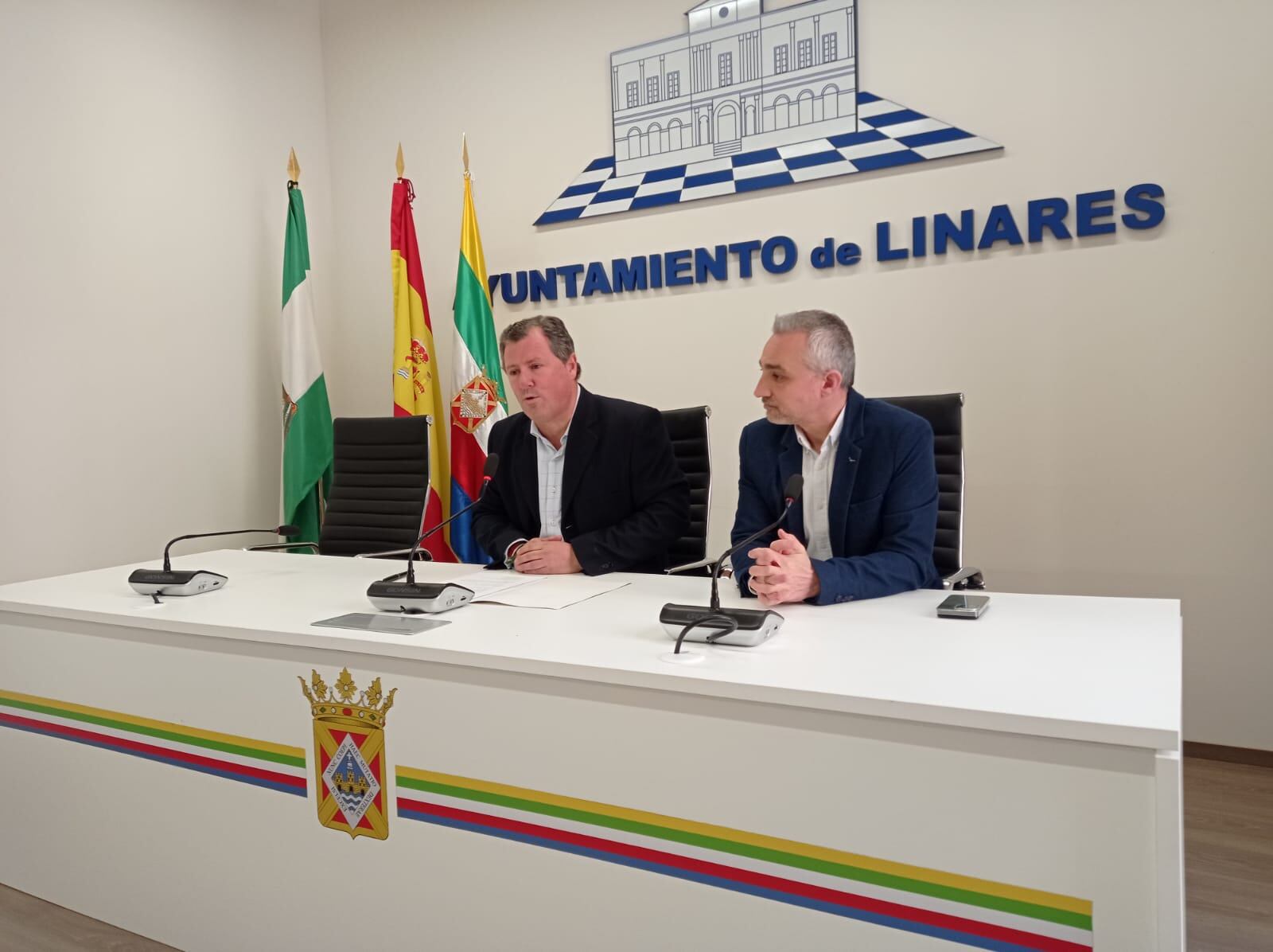 Pedro Bruno y Javier Palacios, en la sala de prensa del Ayuntamiento de Linares.