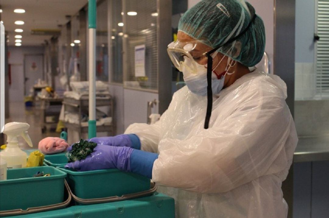 Una netejadora en plena jornada laboral.