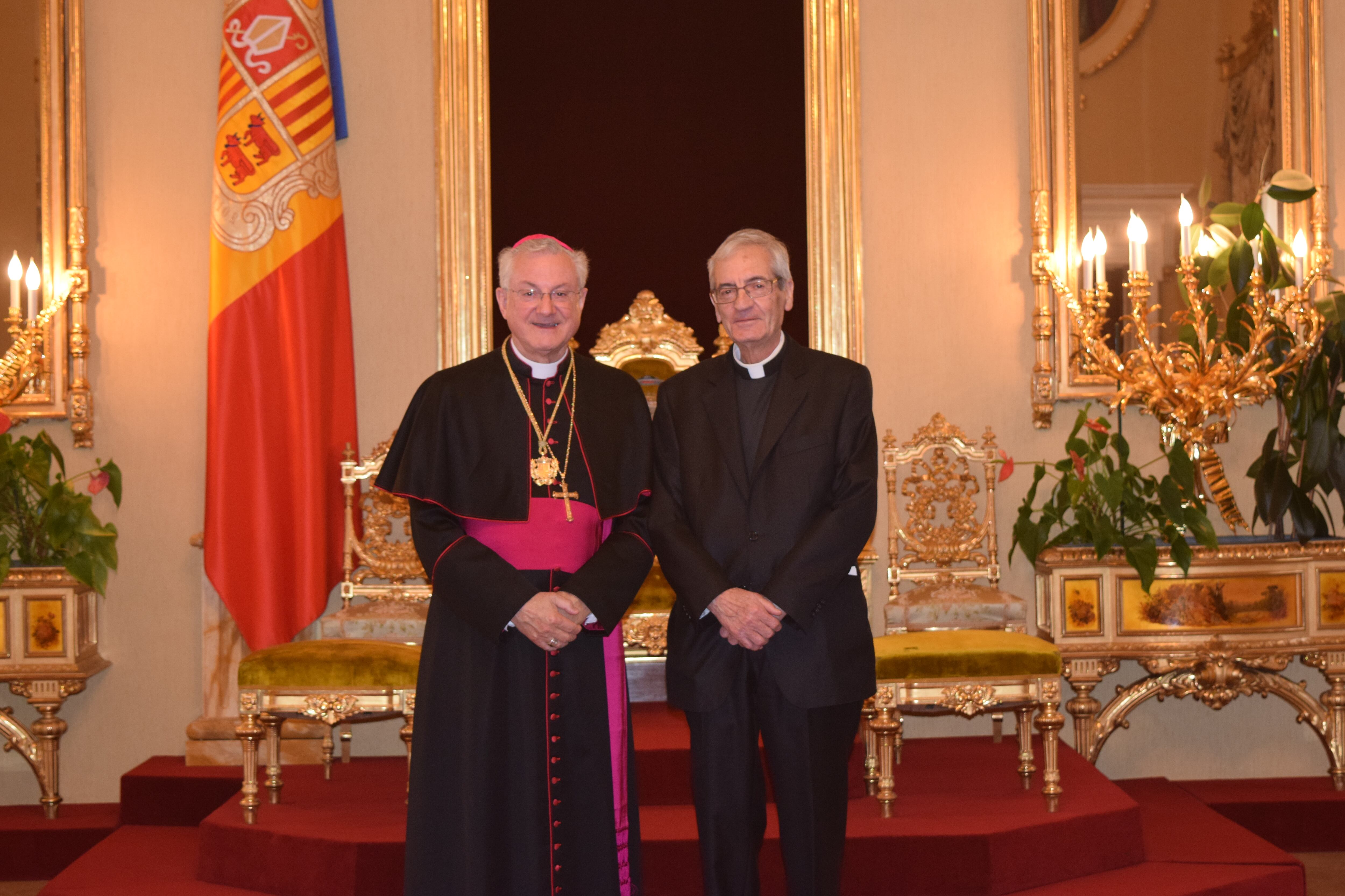 Josep Maria Mauri amb el copríncep episcopal, Joan Enric Vives. Qui va ser representant personal del cap d'Estat serà distingit aquest dissabte amb la creu Pro Ecclesia et Pontifice.