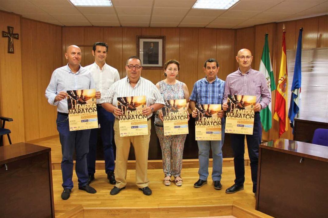 José Juan Rubí con los patrocinadores de la carrera.