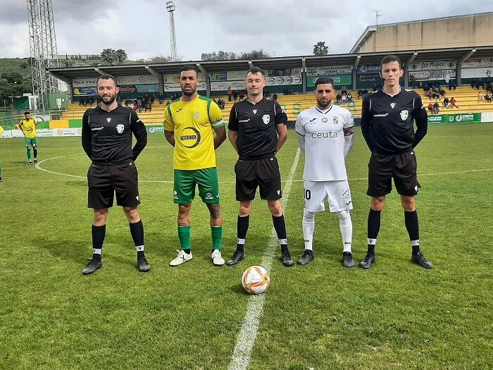 Ambos capitanes antes del partido